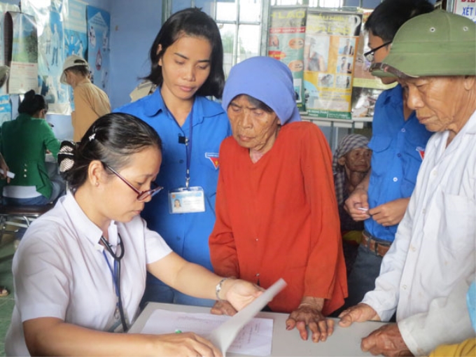 Khám bệnh cho gia đình chính sách và người nghèo tại xã Phước Vinh, huyện Ninh Phước (Ninh Thuận). (Ảnh: Trang Nhung/VOV)