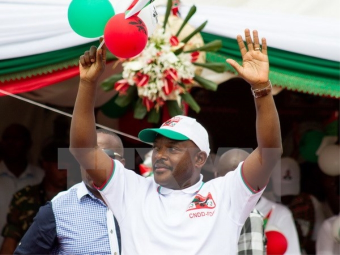 Tổng thống Burundi Pierre Nkurunziza phát biểu trước những người ủng hộ trong cuộc vận động bầu cử ở thủ đô Bujumbura ngày 26/6. (Nguồn: AFP/TTXVN)