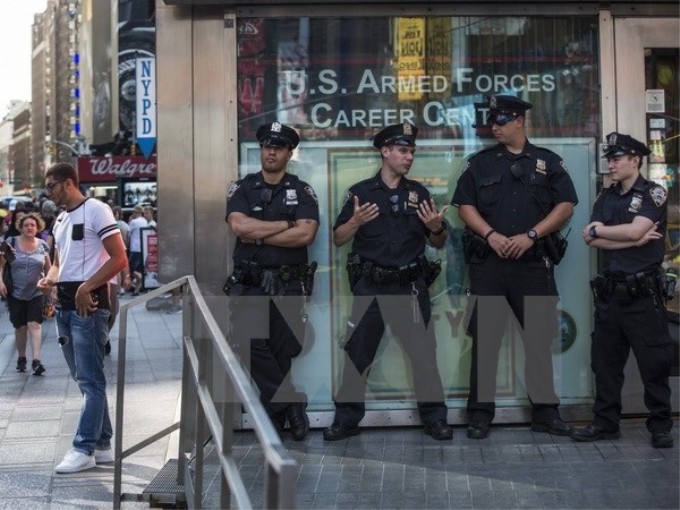 Cảnh sát Mỹ gác tại trung tâm tuyển quân trên Quảng trường Thời đại ở New York ngày 16/7 vừa qua. (Ảnh: AFP/TTXVN)