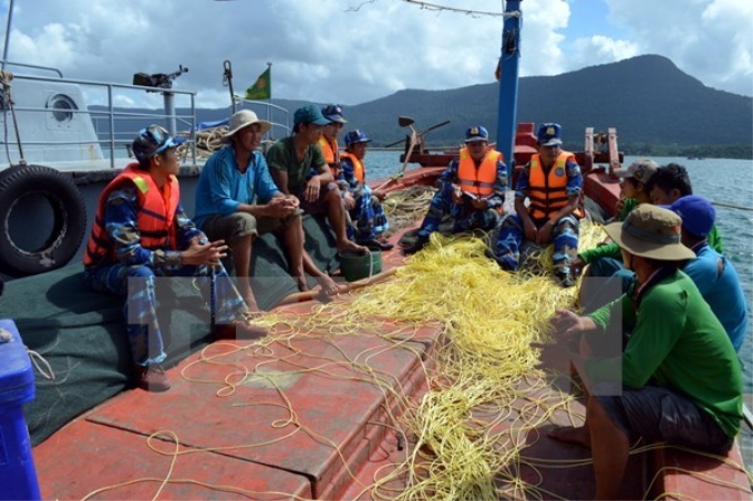 Bộ đội biên phòng Kiên Giang tích cực tuyên truyền cho ngư dân về chủ quyền biên giới, đảo và chấp hành những quy định của Nhà nước trong khai thác, đánh bắt hải sản trên biển. (Ảnh: TTXVN)