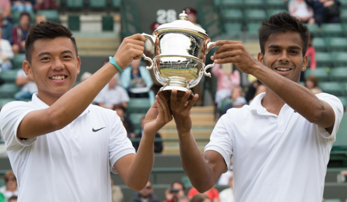 Lý Hoàng Nam (trái) và Sumit Nagal nâng cao chiếc cúp vô địch. (Nguồn: itftennis.com)