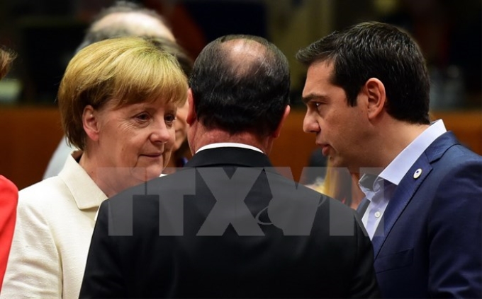 Thủ tướng Đức Angela Merkel (trái), Tổng thống Pháp Francois Hollande (giữa) và Thủ tướng Hy Lạp Alexis Tsipras trước cuộc họp. (Nguồn: AFP/TTXVN)