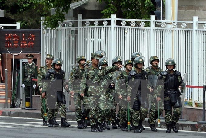 Cảnh sát bán quân sự Trung Quốc tuần tra tại Urumqi. (Ảnh minh họa: AFP/TTXVN)