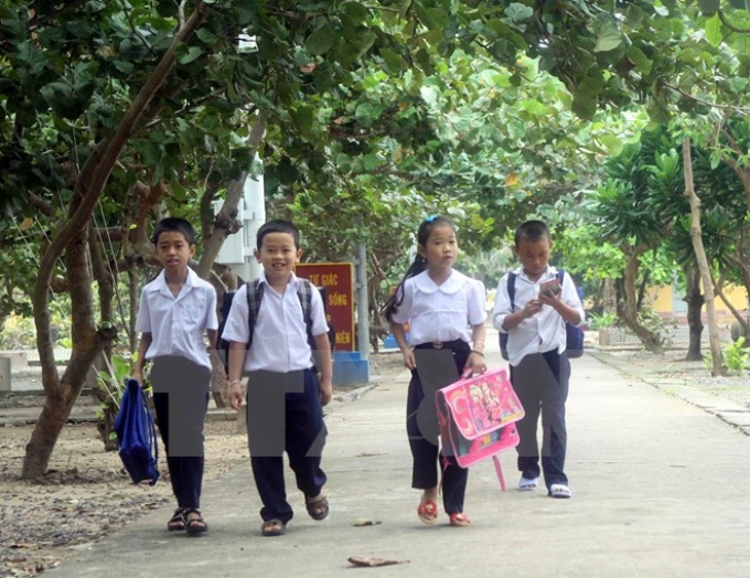 Học sinh Trường Tiểu học thị trấn Trường Sa, tỉnh Khánh Hòa trên đường đến lớp học. (Ảnh: TTXVN)