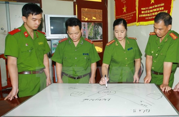 Đại tá Đàm Thị Lê, Trưởng phòng Cảnh sát điều tra tội phạm về ma túy cùng cán bộ, chiến sỹ lên kế hoạch tác chiến trong một chuyên án mới. (Ảnh: TTXVN)