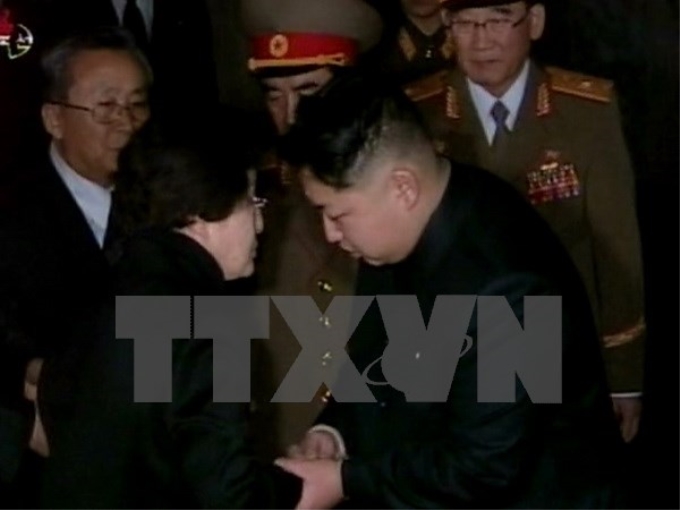 Ông Kim Jong-Un tiếp bà Lee Hee-ho tới viếng Nhà lãnh đạo Triều Tiên Kim Jong-Il năm 2011. (Nguồn: Yonhap/TTXVN)