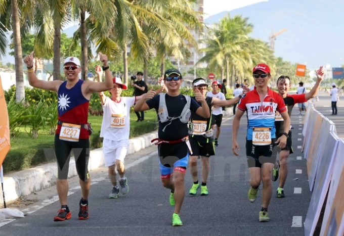 Vận động viên Việt Nam và quốc tế tranh tài cự ly 42km. (Ảnh: Lê Lâm/Vietnam+)