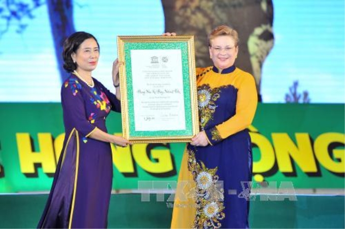 Bà Katherine Muller Marin, Trưởng Đại diện UNESCO tại Việt Nam (phải) trao bằng UNESCO ghi danh Vườn Quốc gia Phong Nha - Kẻ Bàng là di sản thiên nhiên thế giới lần 2 cho Thứ trưởng Bộ Văn hóa, Thể thao & Du lịch Đặng Thị Bích Liên. Ảnh: Minh Đức - TTXVN