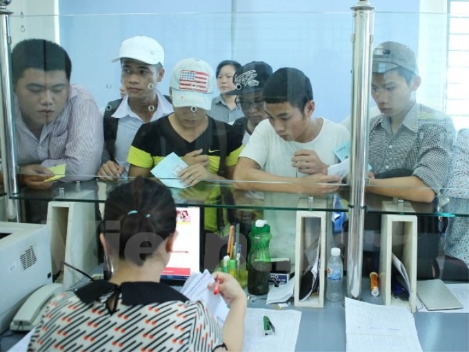 Thí sinh làm thủ tục xét tuyển tại Đại học Công nghiệp Hà Nội. (Ảnh: Lê Minh Sơn/Vietnam+)