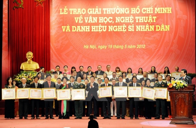 Chủ tịch nước Trương Tấn Sang trao danh hiệu Nghệ sỹ nhân dân cho 74 nghệ sỹ năm 2012. (Ảnh: TTXVN)