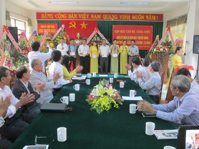 Lãnh đạo Ban Tuyên giáo Tỉnh ủy trao tặng Kỷ niệm chương Tuyên giáo cho cán bộ, công chức tuyên giáo của tỉnh.