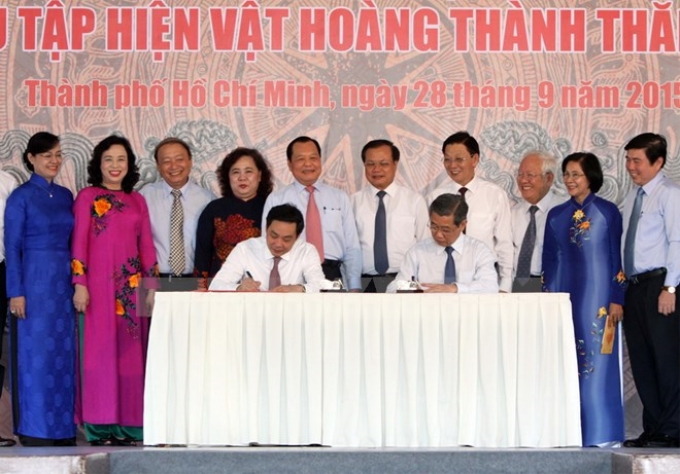 Các lãnh đạo Thành phố Hồ Chí Minh và Hà Nội ký bàn giao “Hiện vật Hoàng thành Thăng Long." (Ảnh: TTXVN)