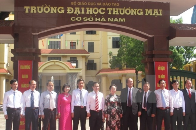 Lễ gắn biển Trường Đại học Thương mại cơ sở Hà Nam, tại thành phố Phủ Lý. (Ảnh: TTXVN)