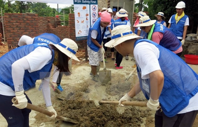 Các tình nguyện viên Hàn Quốc tham gia xây dựng nhà giúp các hộ nghèo tại xã Phúc Thuận, thị xã Phổ Yên, tỉnh Thái Nguyên. (Ảnh: TTXVN)