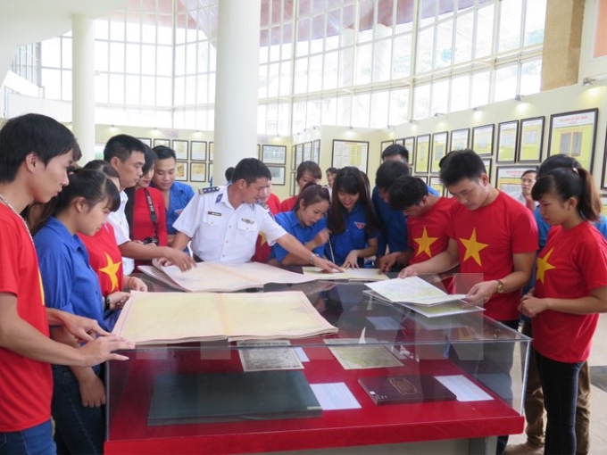 Người dân tham quan Triển lãm bản đồ và trưng bày tư liệu Hoàng Sa, Trường Sa của Việt Nam tại Hòa Bình. (Ảnh: TTXVN)