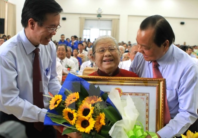 Lãnh đạo Thành phố Hồ Chí Minh trao Bằng chứng nhận danh hiệu "Bà mẹ Việt Nam Anh hùng” cho mẹ Lâm Thị Sảnh. (Ảnh: TTXVN