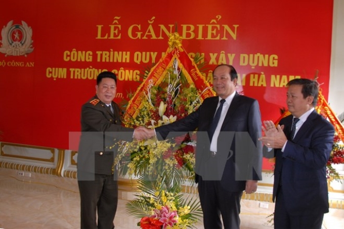 Trung tướng Bùi Văn Thành, Thứ trưởng Bộ Công an (trái) và lãnh đạo tỉnh Hà Nam tại buổi lễ gắn biển. (Ảnh: TTXVN)