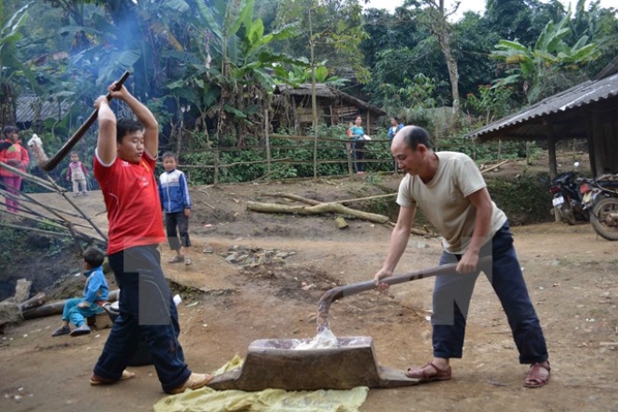 Người Mông tại xã Pá Lông, huyện Thuận Châu, Sơn La giã bánh giày. (Ảnh: Công Luật/TTXVN)