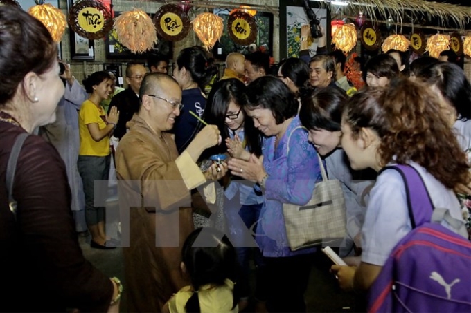 Nghi thức ban phước, chúc phúc cho chúng sinh tại buổi khai mạc lễ hội. (Ảnh: Thế Anh/TTXVN)