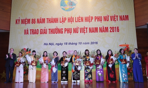 6 tập thể và 10 cá nhân được trao giải thưởng phụ nữ Việt Nam năm 2016