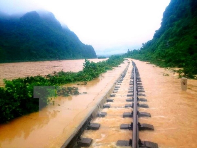 Mưa lũ gây xói lở nghiêm trọng tuyến đường sắt Bắc-Nam qua địa bàn tỉnh Quảng Bình. (Ảnh: Xuân Trường/TTXVN)