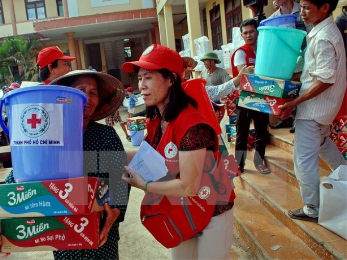 Thăm và tặng quà cho các hộ dân thuộc xã Quảng Lộc, Thị xã Bà Đồn, tỉnh Quảng Bình. (Ảnh: TTXVN)