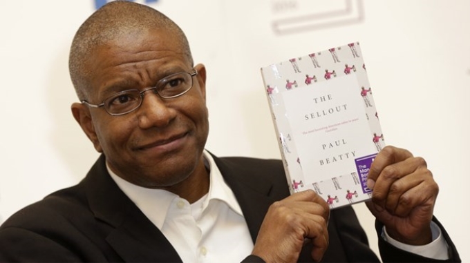 Nhà văn Mỹ Paul Beatty và cuốn tiểu thuyết “The Sellout”. (Nguồn: AP)