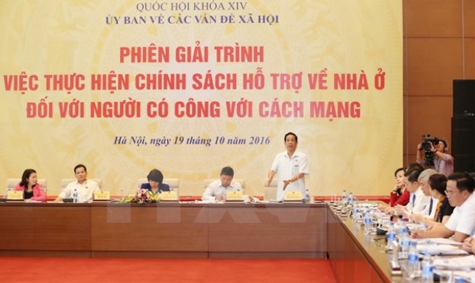 Đại biểu Quốc hội tỉnh Bến Tre Đặng Thuần Phong đặt câu hỏi chất vấn tại phiên họp. (Ảnh: TTXVN)