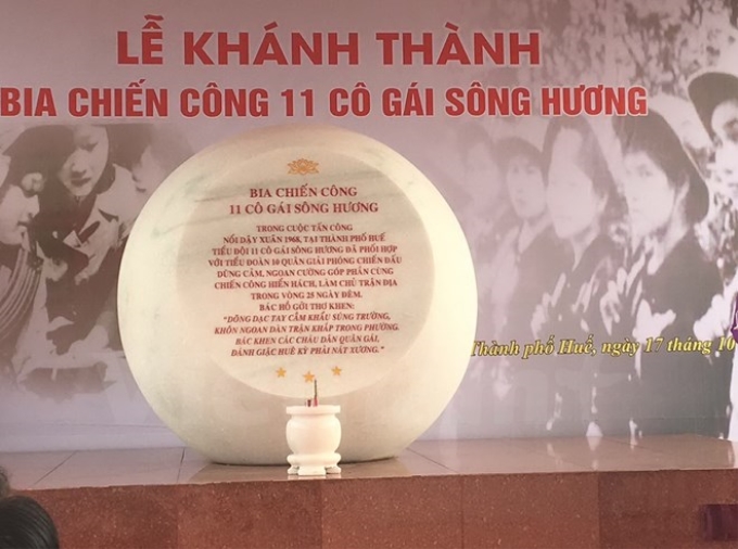 Bia ghi danh chiến công 11 cô gái sông Hương. (Ảnh: Vietnam+)