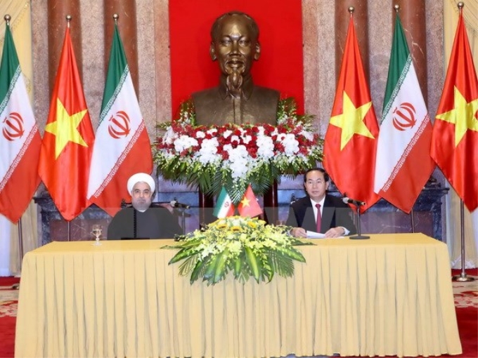 Chủ tịch nước Trần Đại Quang và Tổng thống Cộng hòa Hồi giáo Iran Hassan Rouhani họp báo thông báo kết quả hội đàm. (Ảnh: TTXVN)