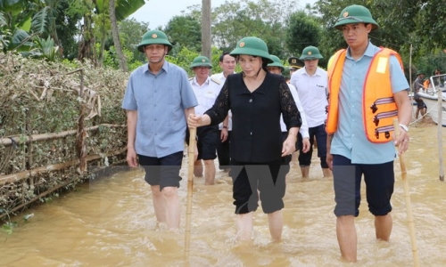 Chủ tịch Quốc hội tới thăm hỏi nhân dân vùng lũ Hà Tĩnh