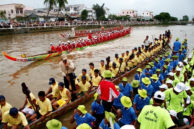 Hội đua ghe Ngo  nhâp dịp lễ hội Ok-Om- Bok của đồng bào Khmer trên sông Long Bình, Trà Vinh - Ảnh Bá Thi