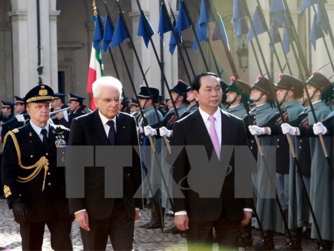 Tổng thống Italy Sergio Mattarella và Chủ tịch nước Trần Đại Quang duyệt đội danh dự. (Ảnh: Nhan Sáng/TTXVN)