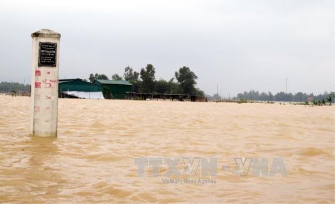 Lực lượng chức năng xã Thạch Lâm (huyện Thạch Hà, Hà Tĩnh) đưa người cao tuổi đi tránh lũ. Ảnh: Công Tường/TTXVN