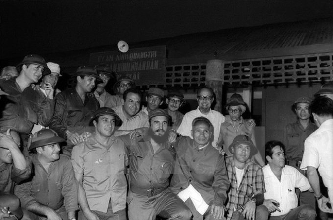 Trong chuyến thăm vùng Giải phóng miền Nam Việt Nam, ngày 15/9/1973, Thủ tướng Fidel Castro, Thủ tướng Chính phủ Cách mạng Cuba, Bí thư Thứ nhất Ban Chấp hành Trung ương Đảng Cộng sản Cuba và Đoàn đại biểu Đảng và Chính phủ Cách mạng Cuba chụp ảnh kỷ niệm bên đồn An ninh Nhân dân Bến Hải, địa đầu của miền Nam. (Ảnh: Tư liệu TTXVN)