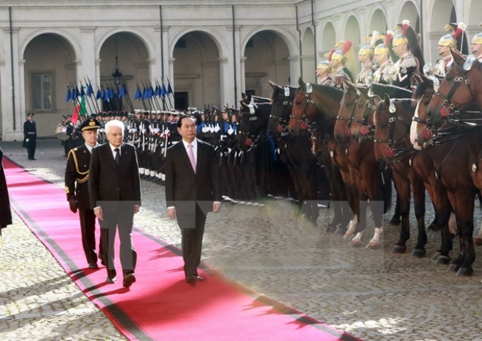 Tổng thống Italy Sergio Mattarella và Chủ tịch nước Trần Đại Quang duyệt đội danh dự. (Ảnh: TTXVN)