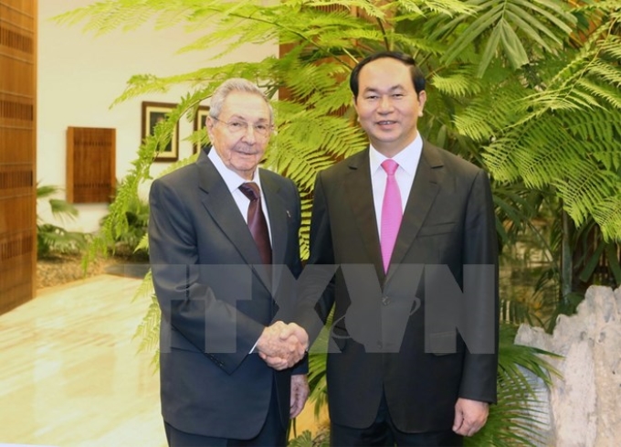 Chủ tịch Cuba Raul Castro đón Chủ tịch nước Trần Đại Quang. (Ảnh: TTXVN)