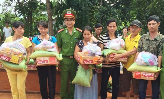 Đồng bào dân tộc thiểu số và hộ nghèo xã Long Giang nhận quà của Công an thị xã Phước Long và Câu lạc bộ ô tô địa hình Bình Phước