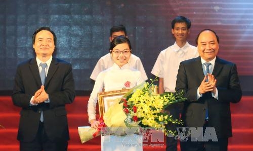 Tuyên dương 40 học sinh đoạt giải Olympic quốc tế và học sinh xuất sắc kỳ thi Trung học phổ thông Quốc gia năm 2016