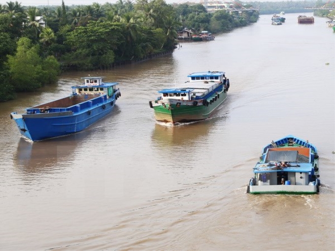 Các phương tiện thủy lưu thông trên kênh Chợ Gạo. (Ảnh: Nam Thái/TTXVN)