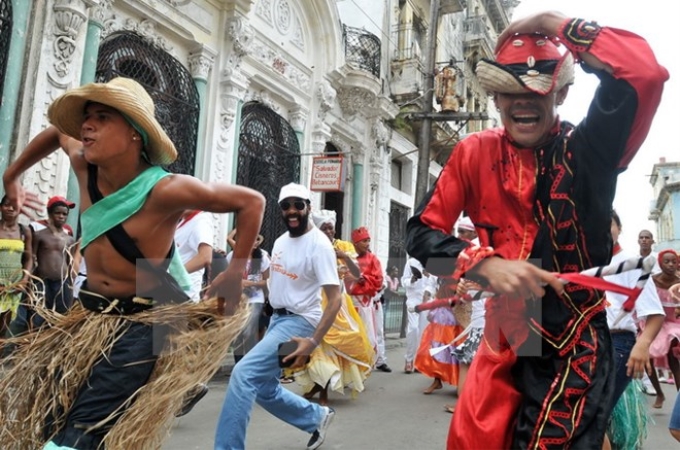 Các vũ công biểu diễn điệu nhảy Rumba trên đường phố ở thủ đô La Habana, Cuba. (Nguồn: EPA/TTXVN)