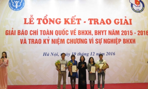 Trao Giải báo chí quốc gia về BHXH, BHYT năm 2015- 2016