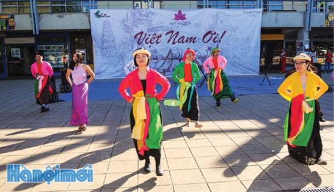 Một tiết mục biểu diễn của các du học sinh tại Vietfest 2016.