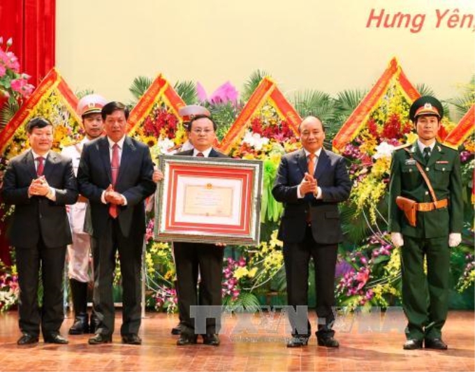 Thủ tướng Nguyễn Xuân Phúc trao tặng Huân chương Độc lập hạng Nhất cho tỉnh Hưng Yên. Ảnh: Thống Nhất/TTXVN