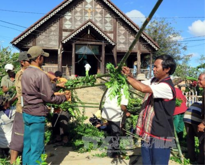 Người dân Kon K'tu, thành phố Kon Tum (tỉnh Kon Tum) dựng cổng chào trước nhà nguyện mừng đón Giáng sinh. Ảnh: Cao Nguyên/TTXVN