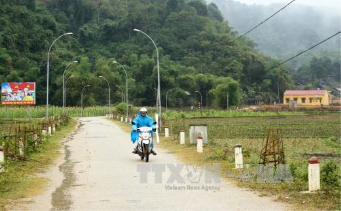 Những tuyến đường nhựa hóa góp phần làm thay đổi diện mạo vùng nông thôn xã Côn Lôn. Ảnh: Văn Tý/TTXVN.