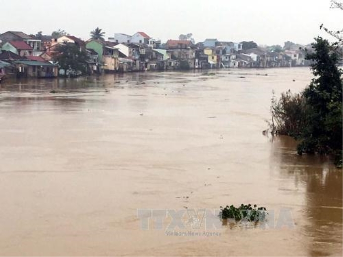 Phố cổ Bao Vinh và nhiều vùng ở hạ du sông Hương thuộc vùng trũng thị xã Hương Trà (Huế) ngập nước. Ảnh: Quốc Việt/TTXVN