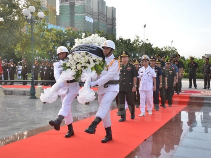 Đoàn đại biểu Bộ Quốc phòng Camuchia viếng các anh hùng liệt sỹ và chúc mừng ngày thành lập Quân đội Nhân dân Việt Nam. (Ảnh: Vietnam+)