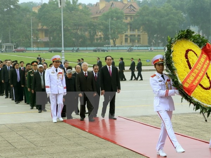 Đoàn đại biểu Lãnh đạo Đảng, Nhà nước, Mặt trận Tổ quốc Việt Nam, cơ quan Bộ, Ban, ngành ở Trung ương và Hà Nội đến đặt vòng hoa và vào Lăng viếng Chủ tịch Hồ Chí Minh. (Ảnh: TTXVN)