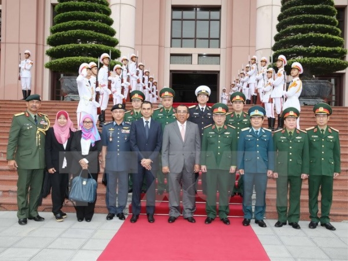 Thượng tướng Nguyễn Chí Vịnh và Ngài Dato Sri Mohd Johari bin Haharom, Thứ trưởng Bộ Quốc phòng Malaysia chụp ảnh chung cùng đoàn. (Ảnh: TTXVN)